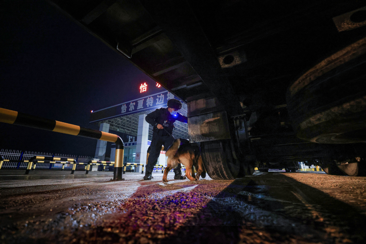 新疆阿勒泰:民警夜间执勤保平安