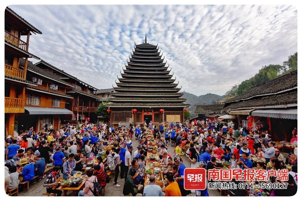 在三江侗族自治县程阳八寨景区,游客在体验百家宴.