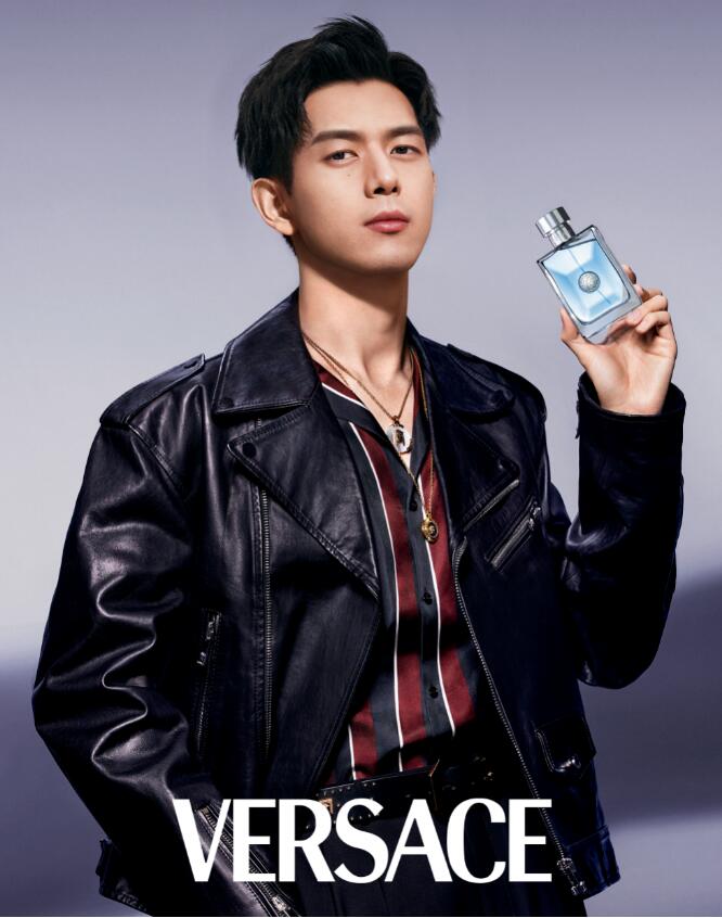 　　△1月31日，VERSACE官宣李现为其品牌全球香水代言人
