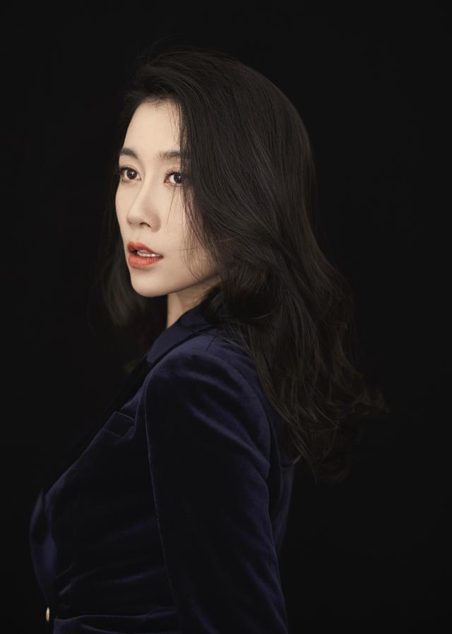 虽然影视作品中的温峥嵘,擅长诠释强势女性,但私下里她却是个很随性的