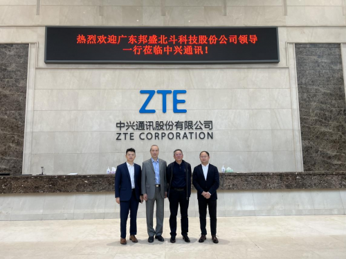 　　双方领导合影留念