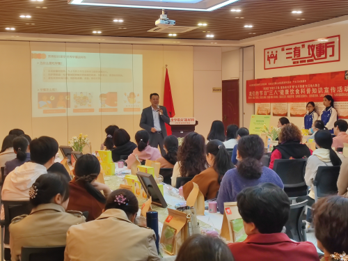　　(图说：良品铺子董事长杨红春带队走进江西南昌国贸阳光社区)