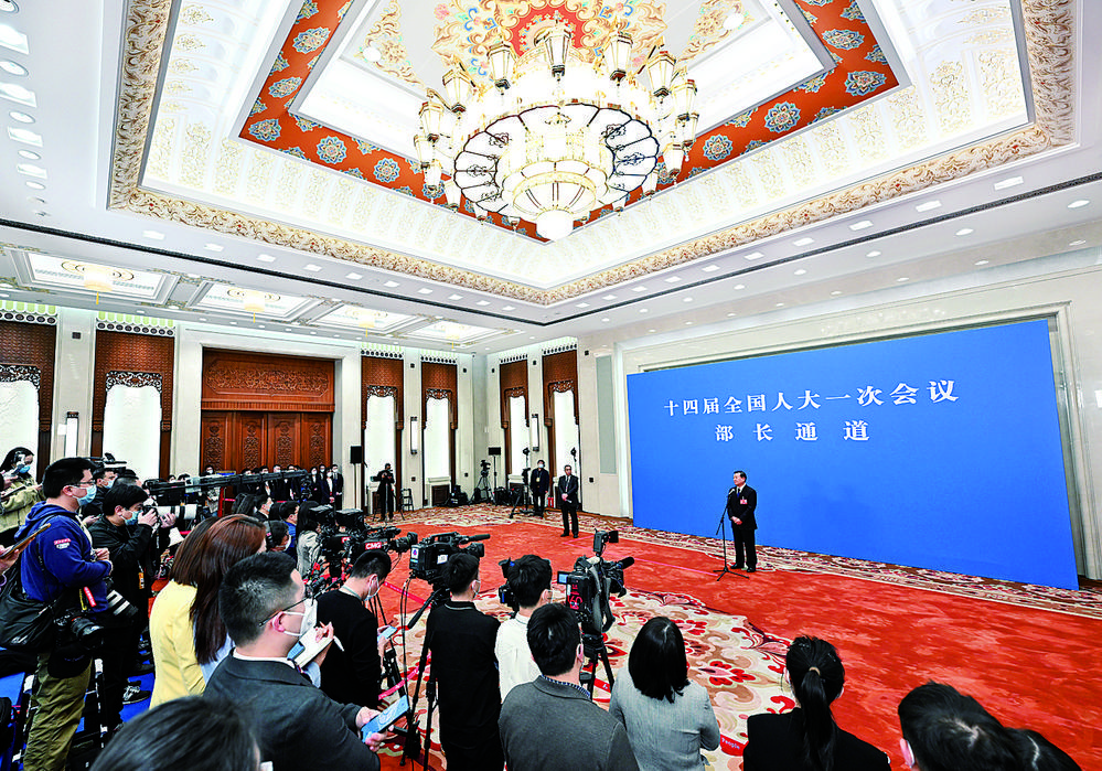 3月7日，第十四届全国人民代表大会第一次会议举行第二场“部长通道”采访活动。 新华社发