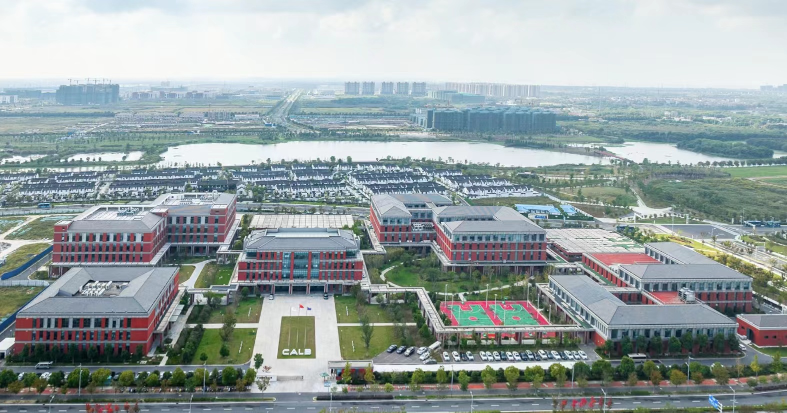 　　航拍中创新航技术研究院