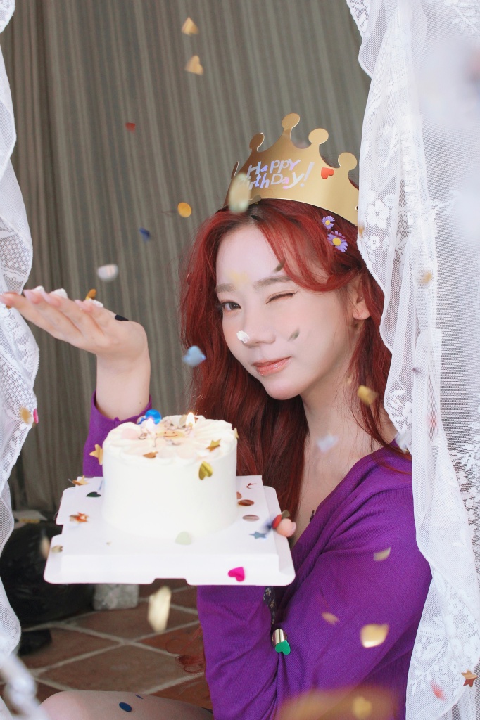 张紫宁分享生日写真 穿紫色碎花裙满分春日感_高清图集_新浪网