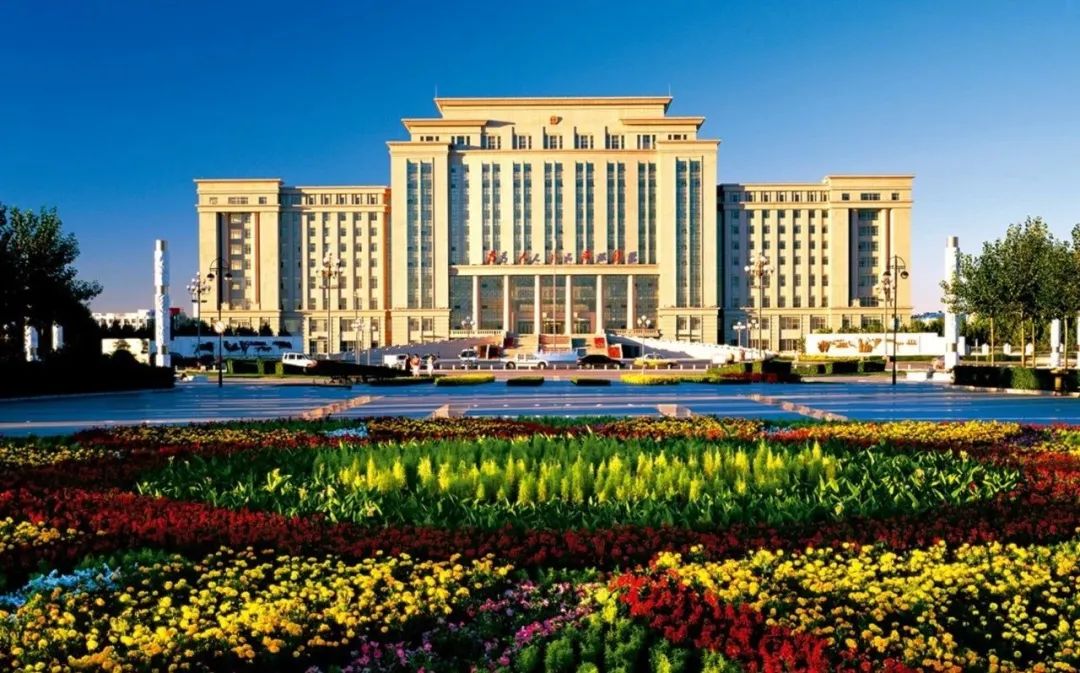 我谨代表中共大庆市委,大庆市人民政府向全市各族各界妇女致以节日的