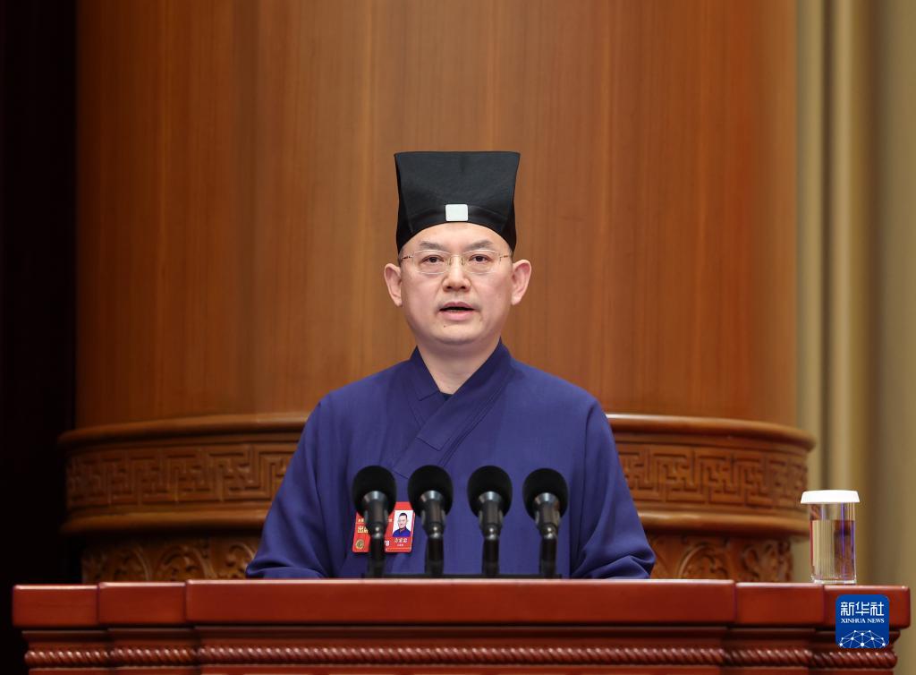 这是吉宏忠委员在主会场作大会发言.新华社记者 丁海涛 摄