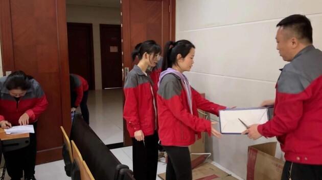 　　(妇女节礼品领取现场)