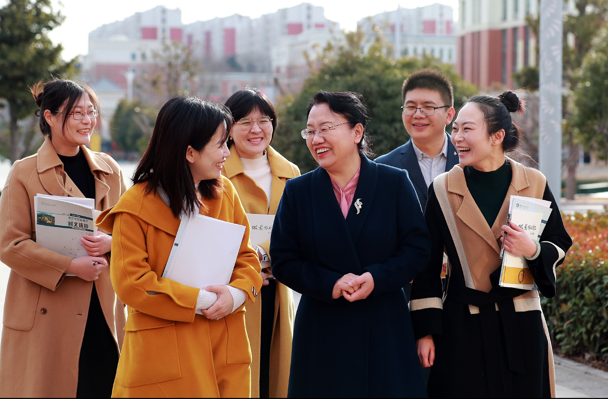 棗莊市市中區孟莊鎮大郭莊小學四年級,孫曉穎拉著學生冰涼的小手噓寒