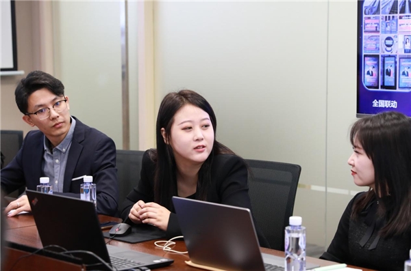 　　居然之家智能营销总监路璐女士(中间)