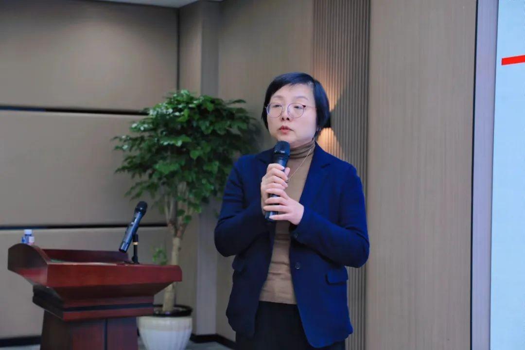 　　总裁助理、业委会秘书长朱琼