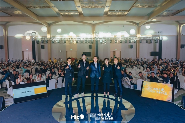 　　【图片备注：左一CFO Dom，左二CEO大白，中间董事长刘杰，右二CMO Julia，右一COO Figo 】