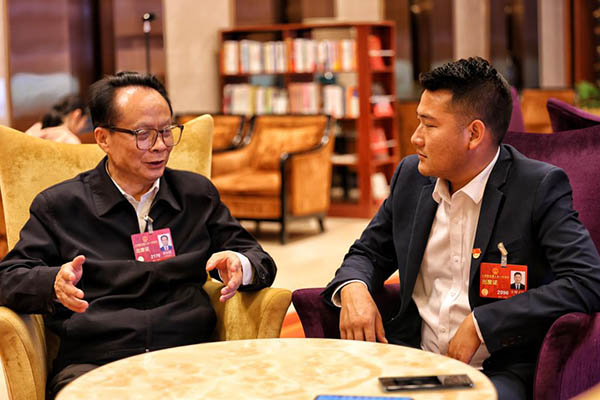 分组会结束后,意犹未尽的吉列子日代表与耿福能代表相约继续交流.