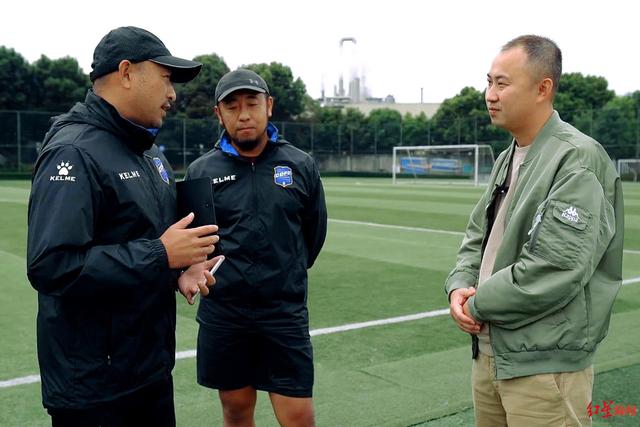 廖宇靖在成都足协采访日本籍教练(图片截取自纪录片《逆足》)