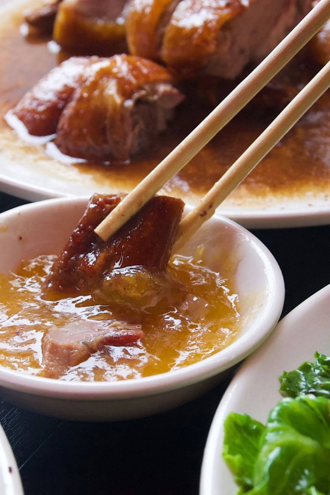 烧鹅蘸酸梅酱,谁吃都会浅浅微笑.