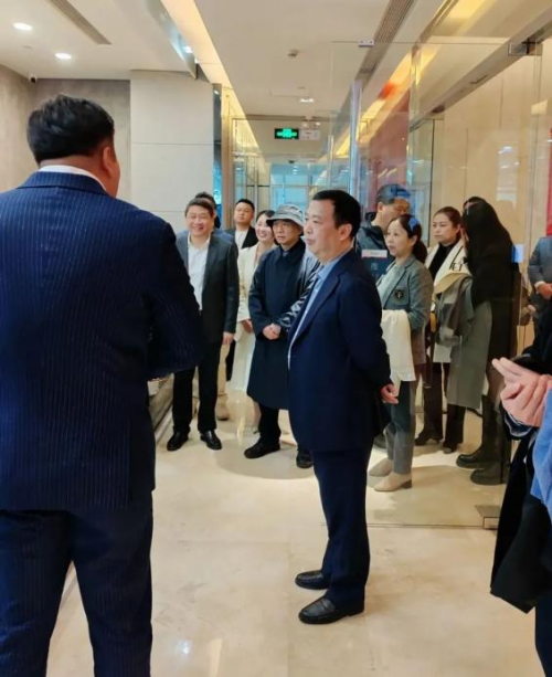 　　(图：参观华储总部)