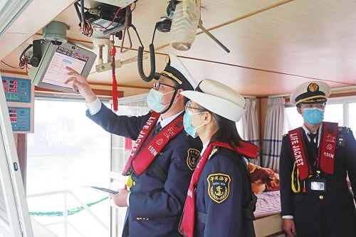 执法人员在西江航运干线检查内河船舶AIS设备。