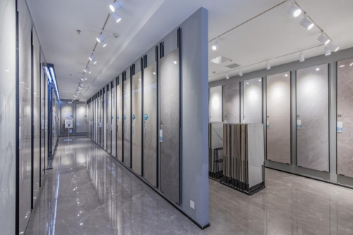 　　图：木菲美家工厂大牌产品展厅陈列