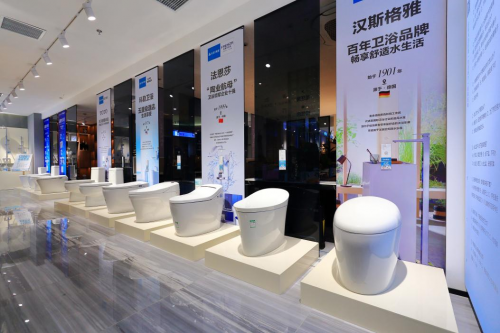 　　图：木菲美家工厂大牌产品展厅陈列