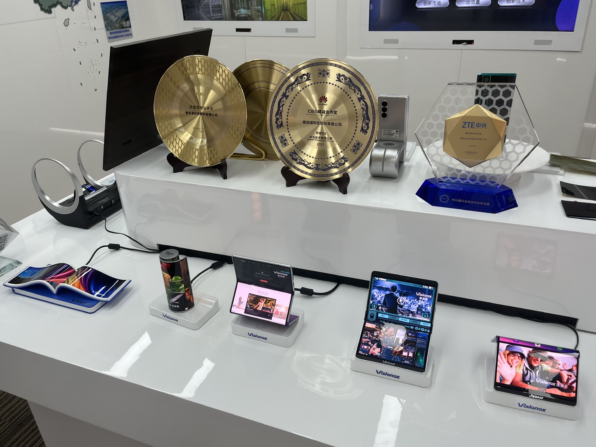 维信诺各类柔性屏样品 财联社记者摄