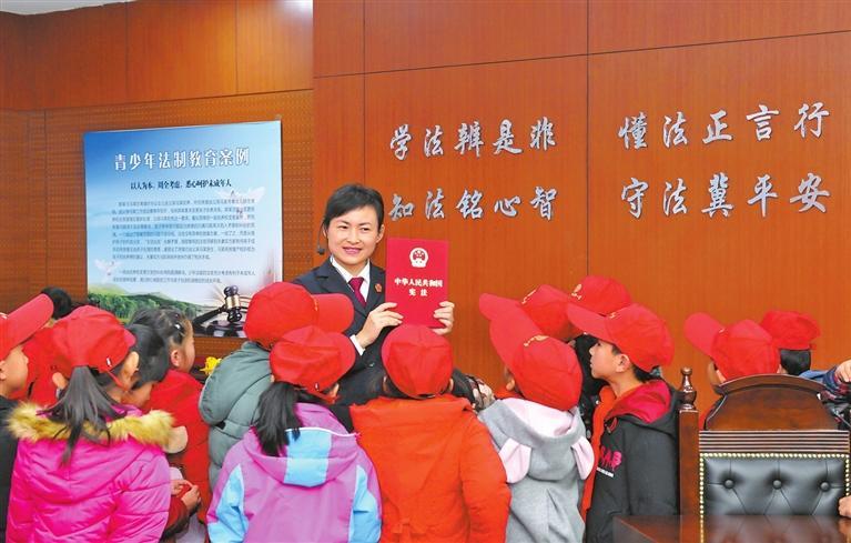 【地评线】太阳鸟时评：弘扬宪法精神 传播法治文化