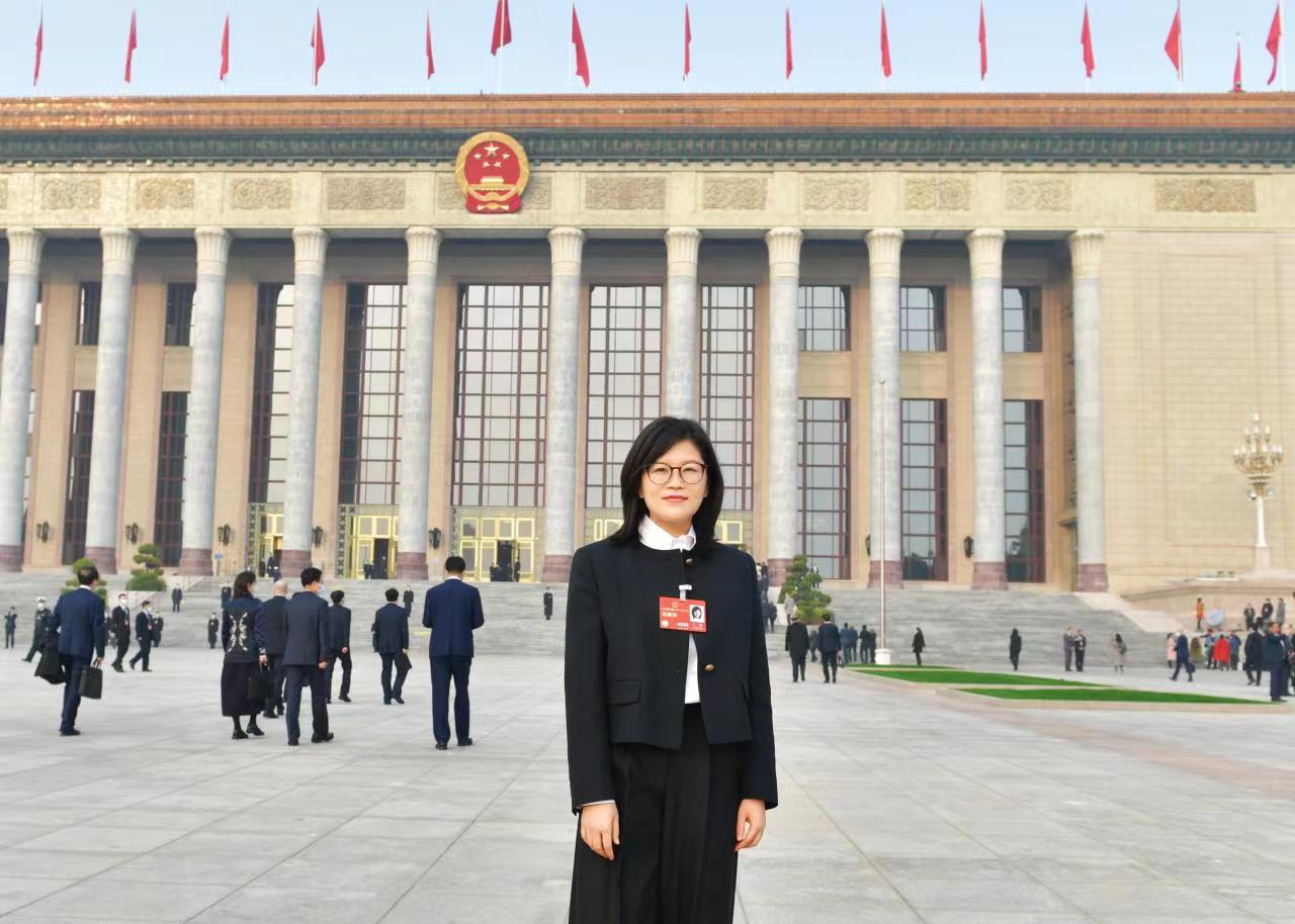 鄂尔多斯投资控股集团总裁,鄂尔多斯资源股份有限公司董事长王臻