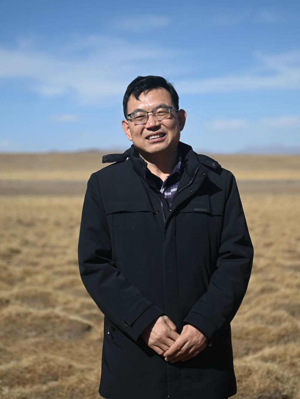 这是2月24日在青海省海北藏族自治州海晏县西海镇拍摄的董全民.