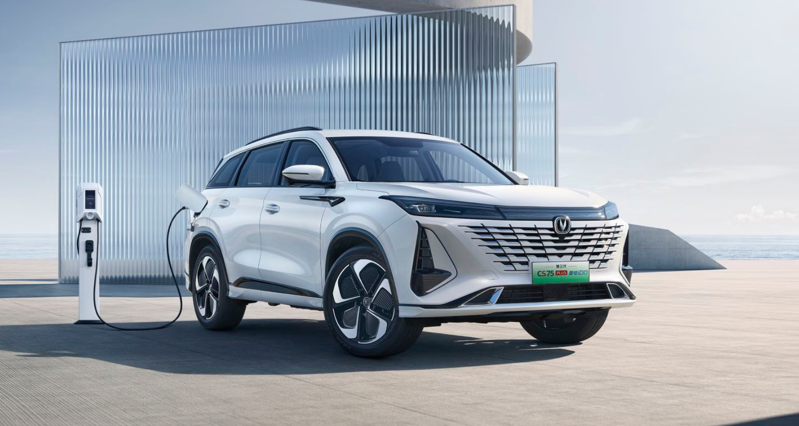 进入"混动 燃油"双翼发展时代 第三代cs75plus智电idd正式亮相_新浪