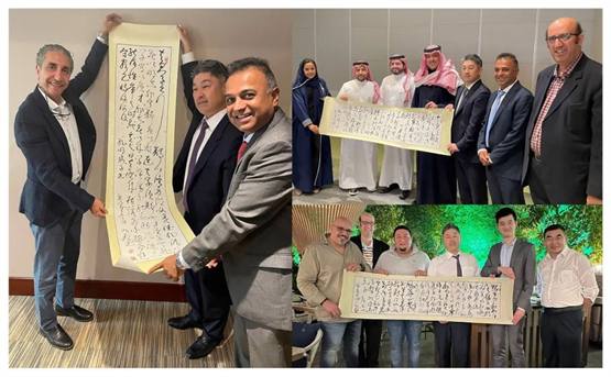 　　乐土团队向中东客户赠送乐土董事长刘如银的书法作品