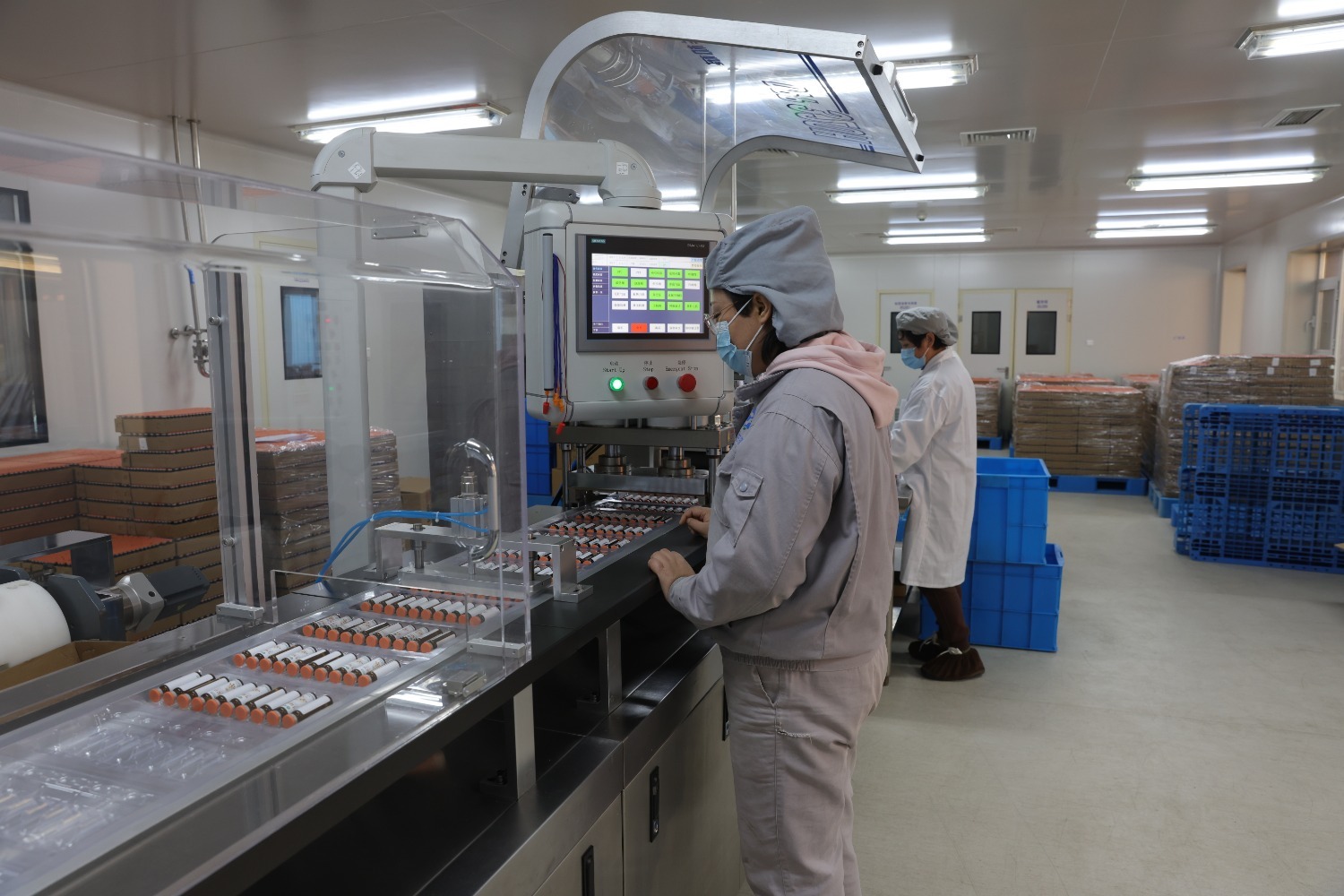 图为在河北智同生物制药股份有限公司包装车间,工人正在有序工作.