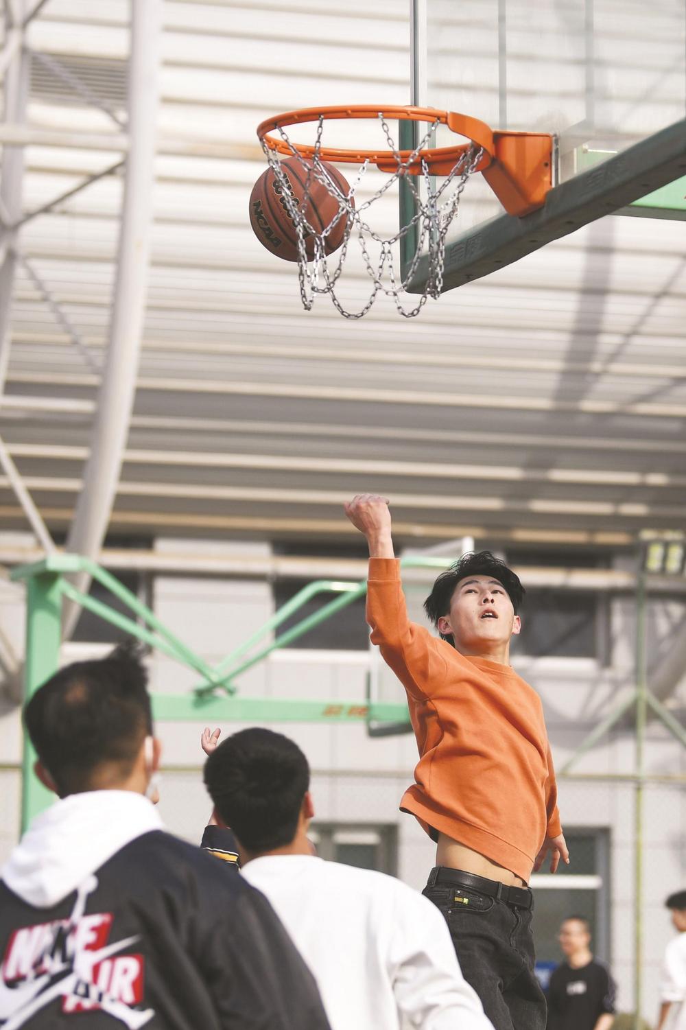 3月2日,几位篮球爱好者在甘肃省兰州市体育公园的室外篮球场打球.
