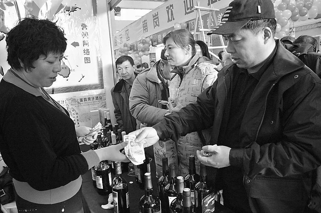 　　冰洽会上特色农产品销售火爆，图为展会现场