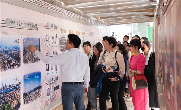 　　(校长带领新励成学员参观学校)