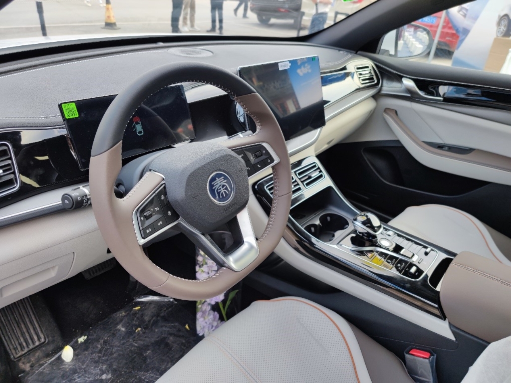 比亚迪秦plus dm-i 2023冠军版内饰设计.