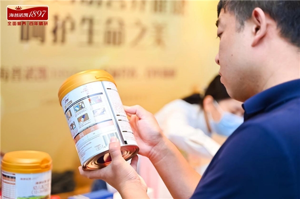 　　图丨海普诺凯展位受到了与会专家的热烈欢迎