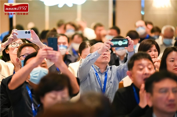 　　图丨与会专家对项目兴趣颇高