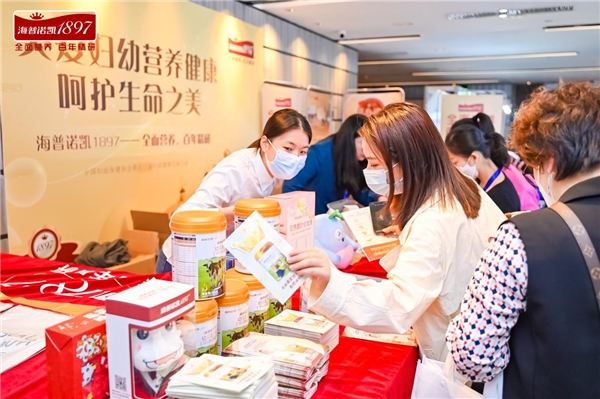 　　图丨海普诺凯展位受到了与会专家的热烈欢迎