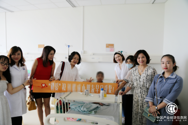 　　(覃华(左三)和“橙爱”基金成员走进血液病研究所探访地贫儿童)