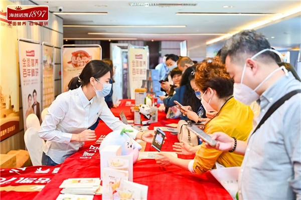 　　图丨海普诺凯展位受到了与会专家的热烈欢迎