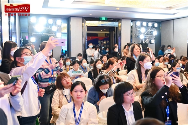 　　图丨与会专家对项目兴趣颇高