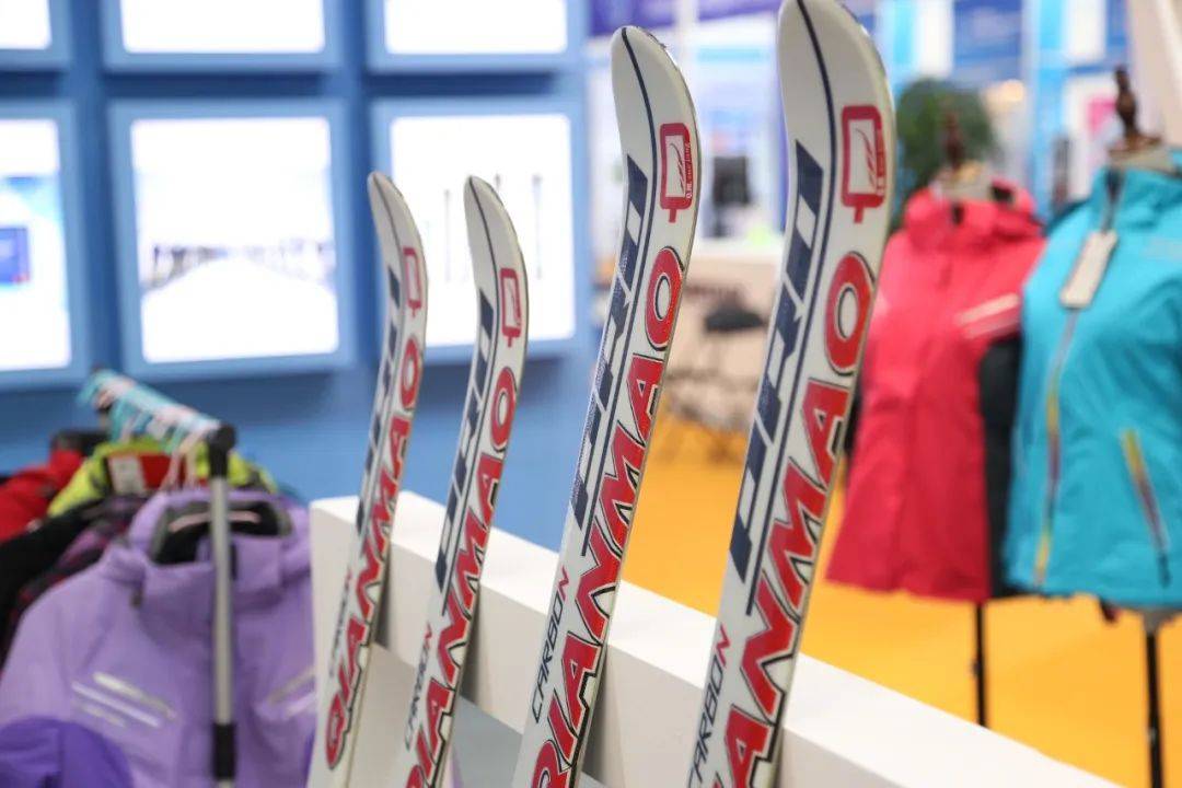 　　图为寒博会上时尚感满满的滑雪用品