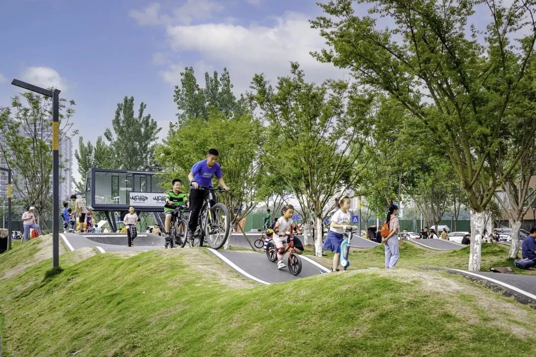 成都环城生态公园,绿道中骑行(上图,图源:何淑芳)
