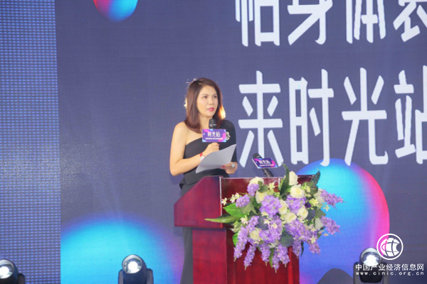 　　(时光站细胞储存品牌发布会覃华发表演讲)