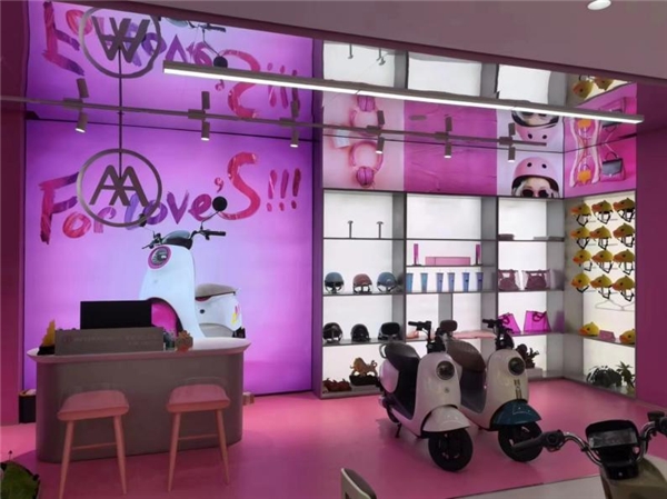 　　图:爱玛“MISS大小姐”女性主题门店