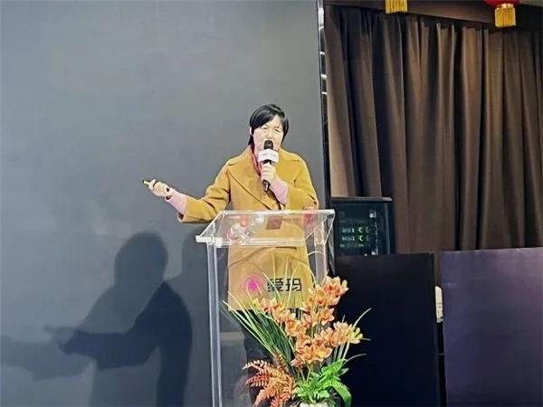 　　图:爱玛妇女节活动邀请专业医师为员工讲解女性健康知识