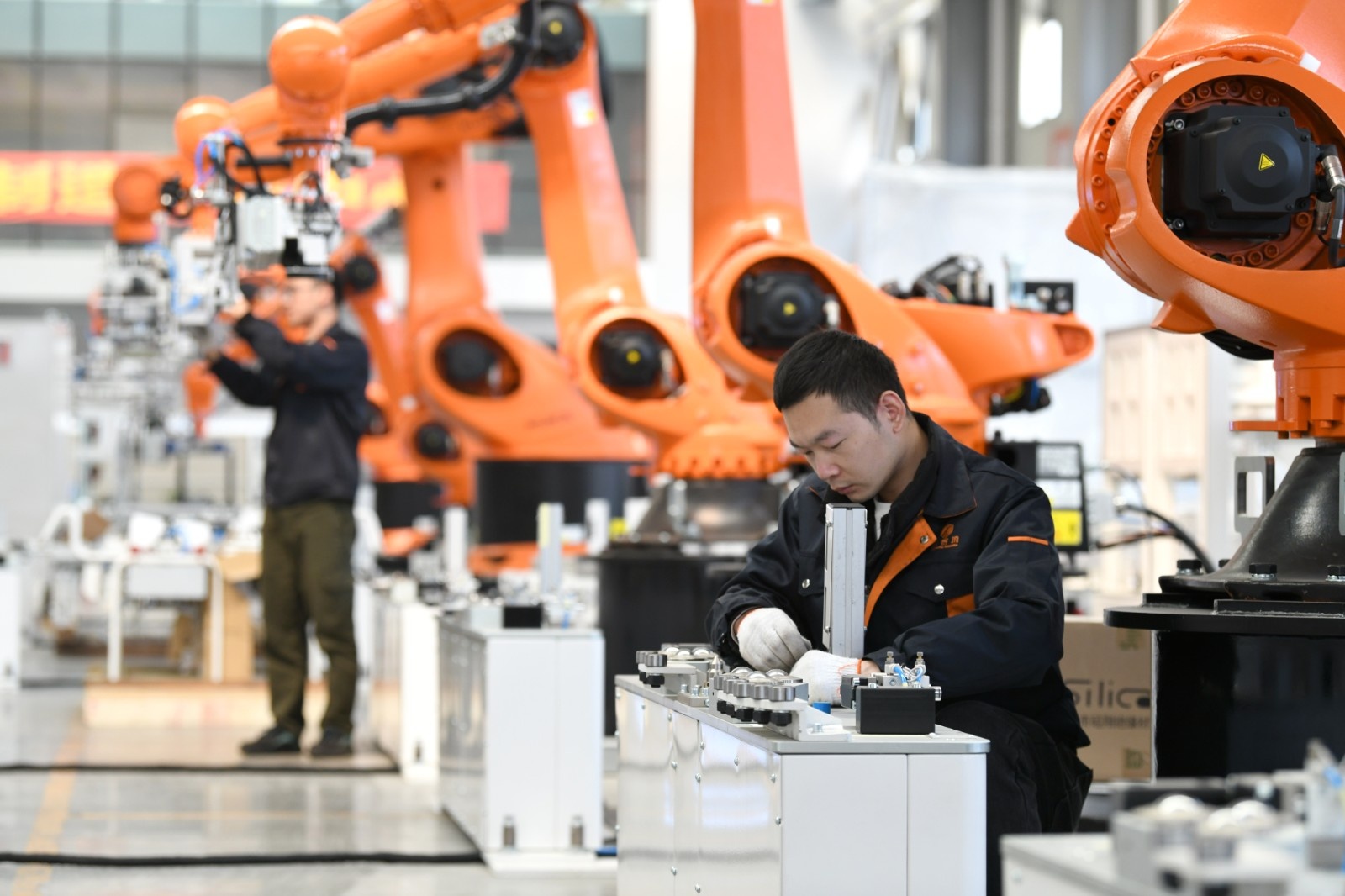 生产车间内,工人在生产线上忙碌.(图片由cnsphoto提供)