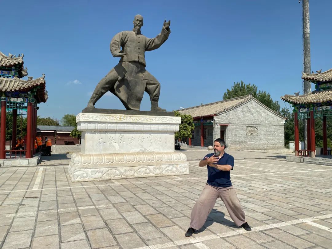 在杨氏太极创始人杨露禅雕像前练功.