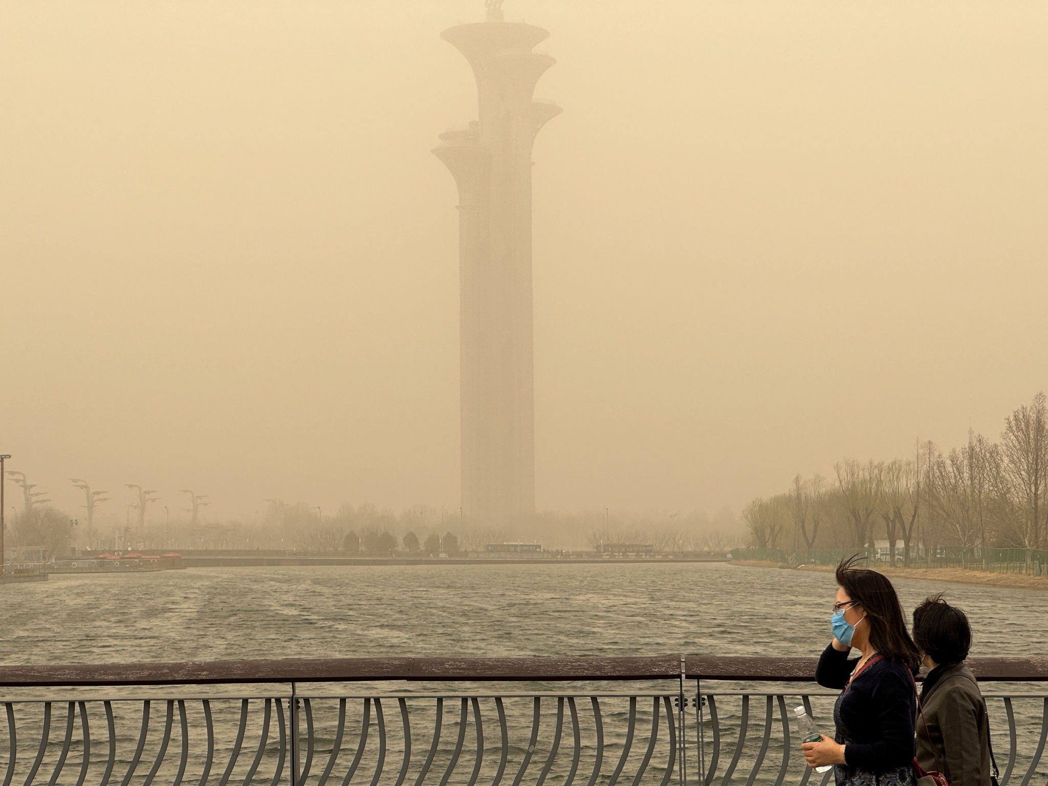 沙尘来袭,北京天空昏黄,有泥土味,明晨空气质量将好转_新浪财经_新浪