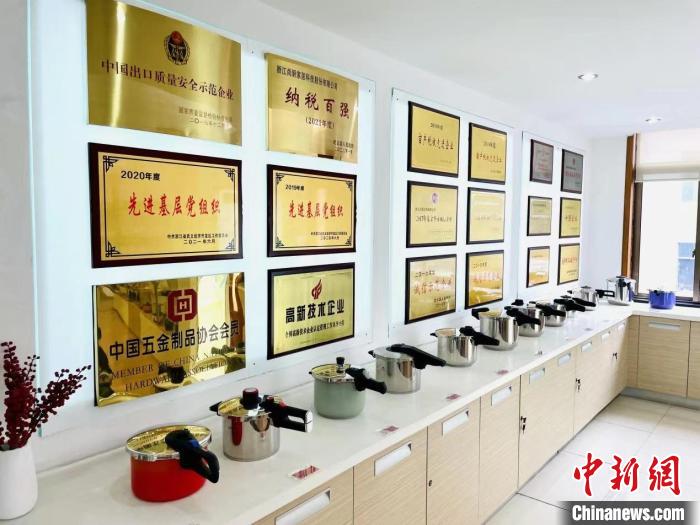 浙江金华武义一家外贸企业展示的外销不锈钢高压锅产品。 张斌 摄