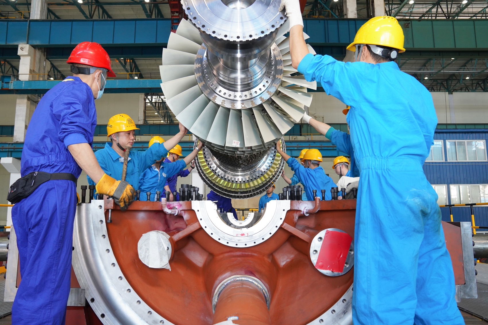 工人正在组装g50零部件.东方汽轮机有限公司供图